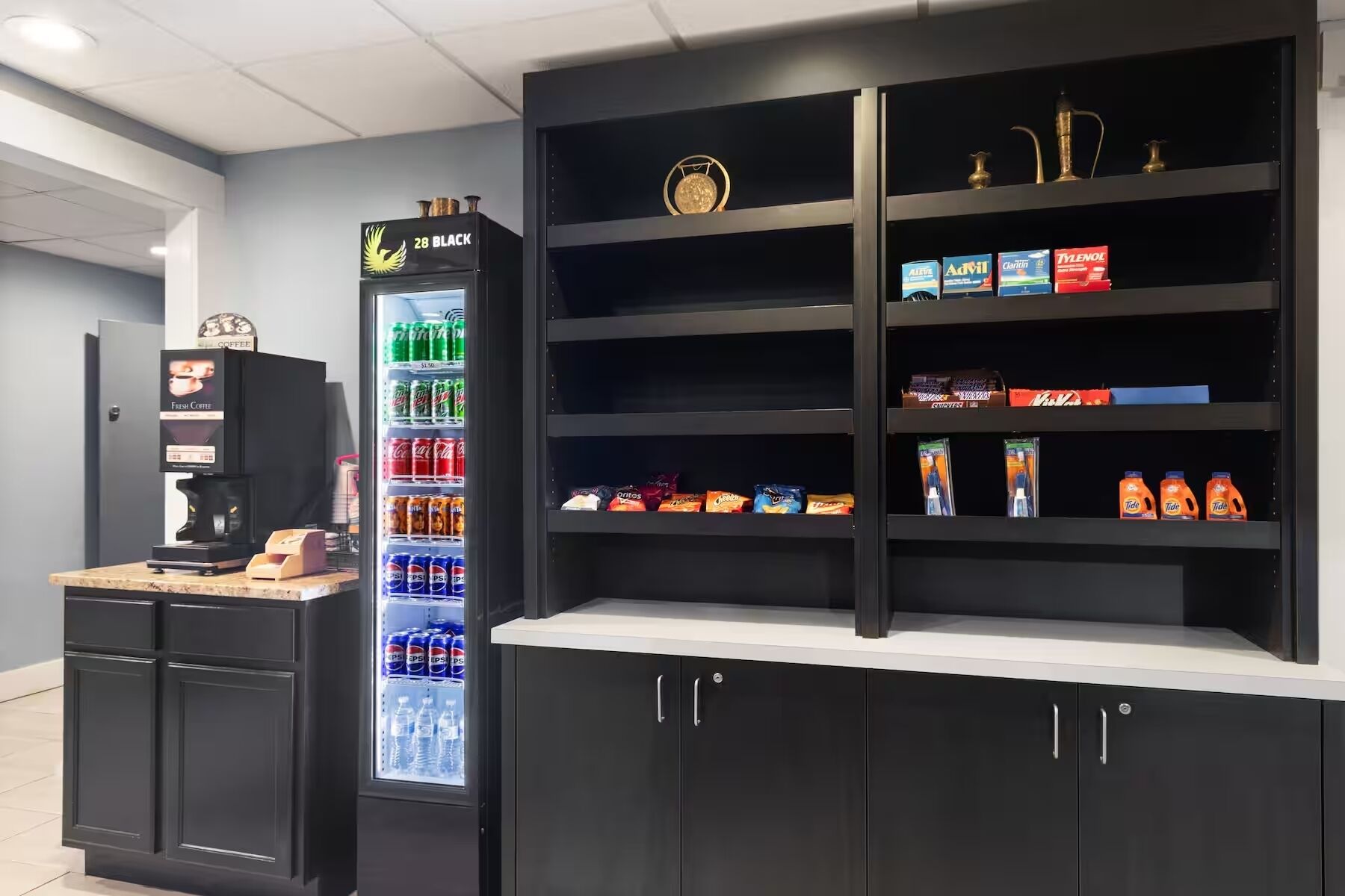 Un distributeur automatique proposant du café, ainsi qu’un choix de boissons et d’en-cas.