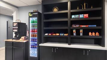 Un distributeur automatique proposant du café, ainsi qu’un choix de boissons et d’en-cas.