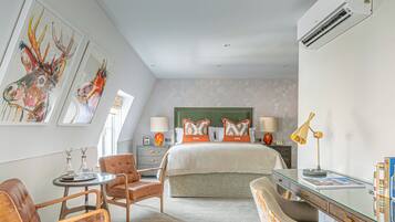 Habitación doble Deluxe | Escritorio, tabla de planchar con plancha, camas extra y wifi gratis