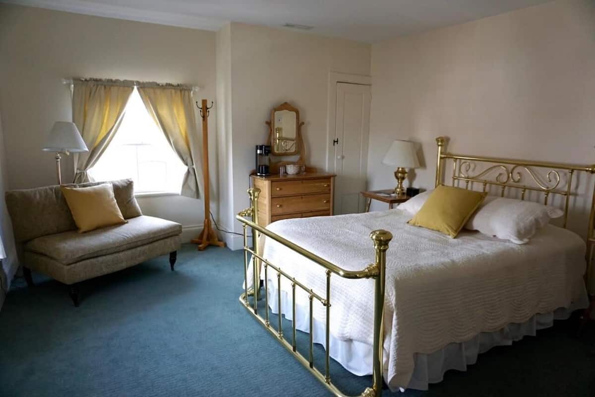 Curwen House Classic Room, 1 Queen Bed | Dihias secara berasingan, dilengkapkan perabot secara berasingan