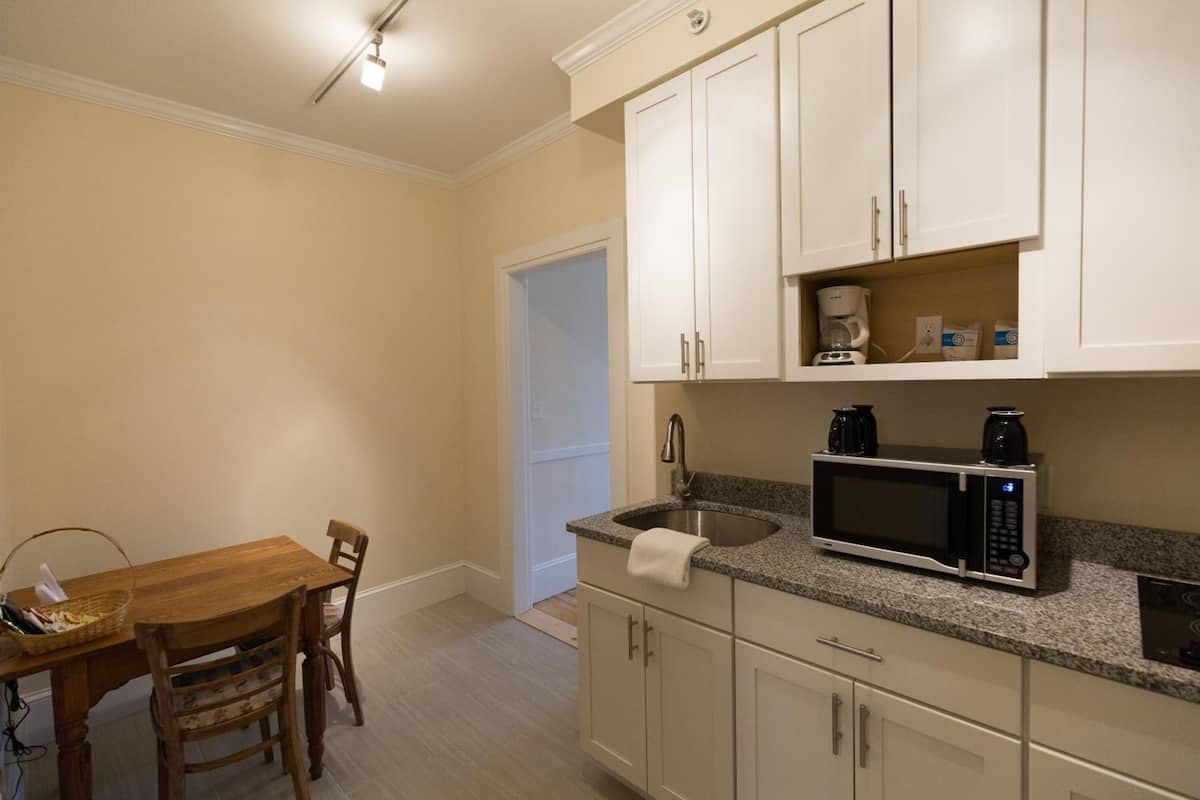 Peabody House Family Suite, 1 Queen Bed, 1 Trundle Bed (2 Twin Beds) | Dapur peribadi | Pembancuh kopi/teh