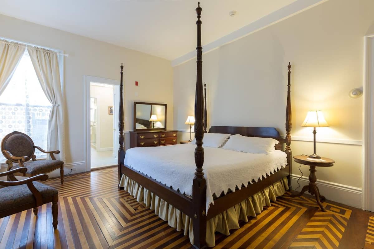 Peabody House Deluxe Suite | Dihias secara berasingan, dilengkapkan perabot secara berasingan