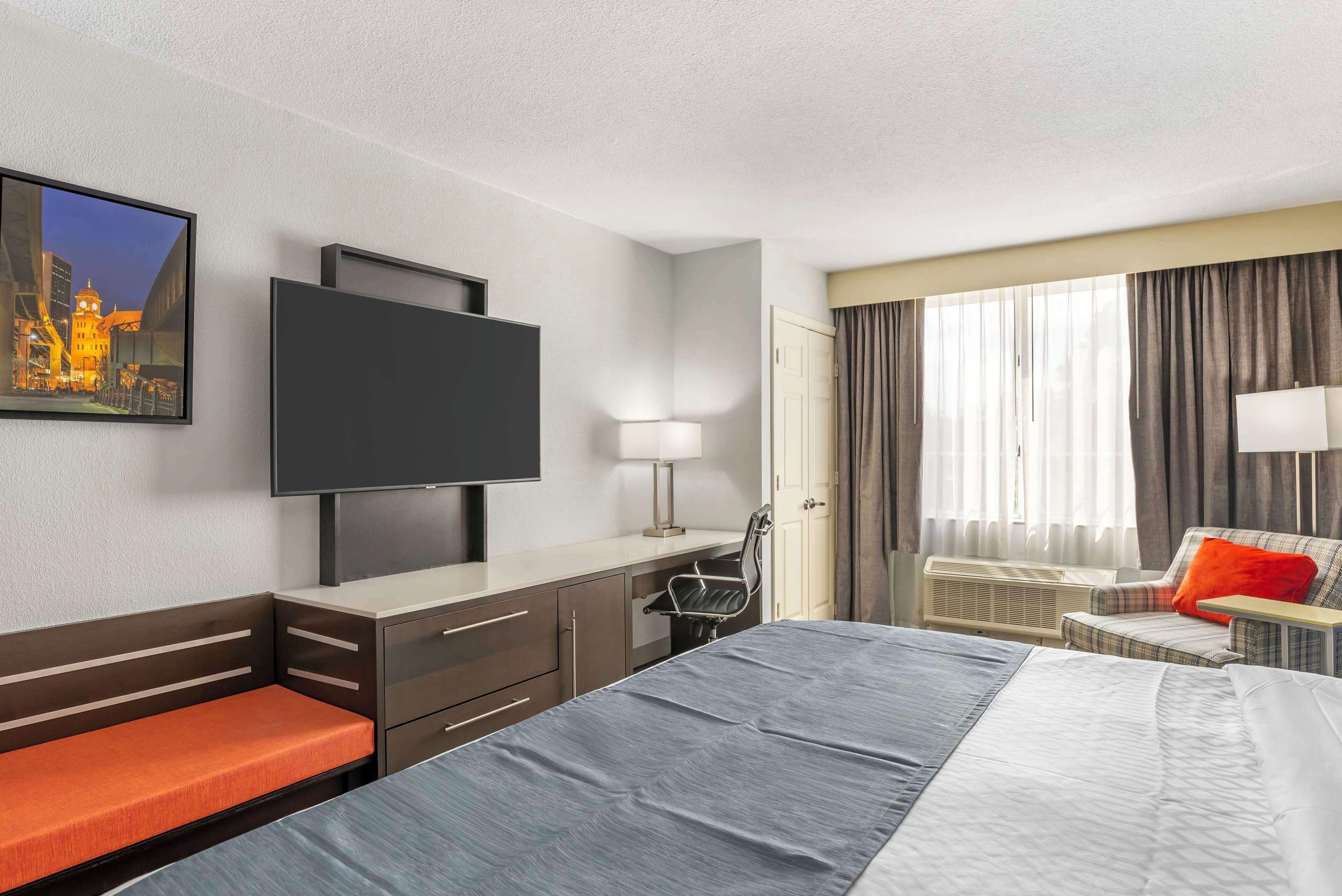 Photo - Best Western Premier Richmond City Gateway