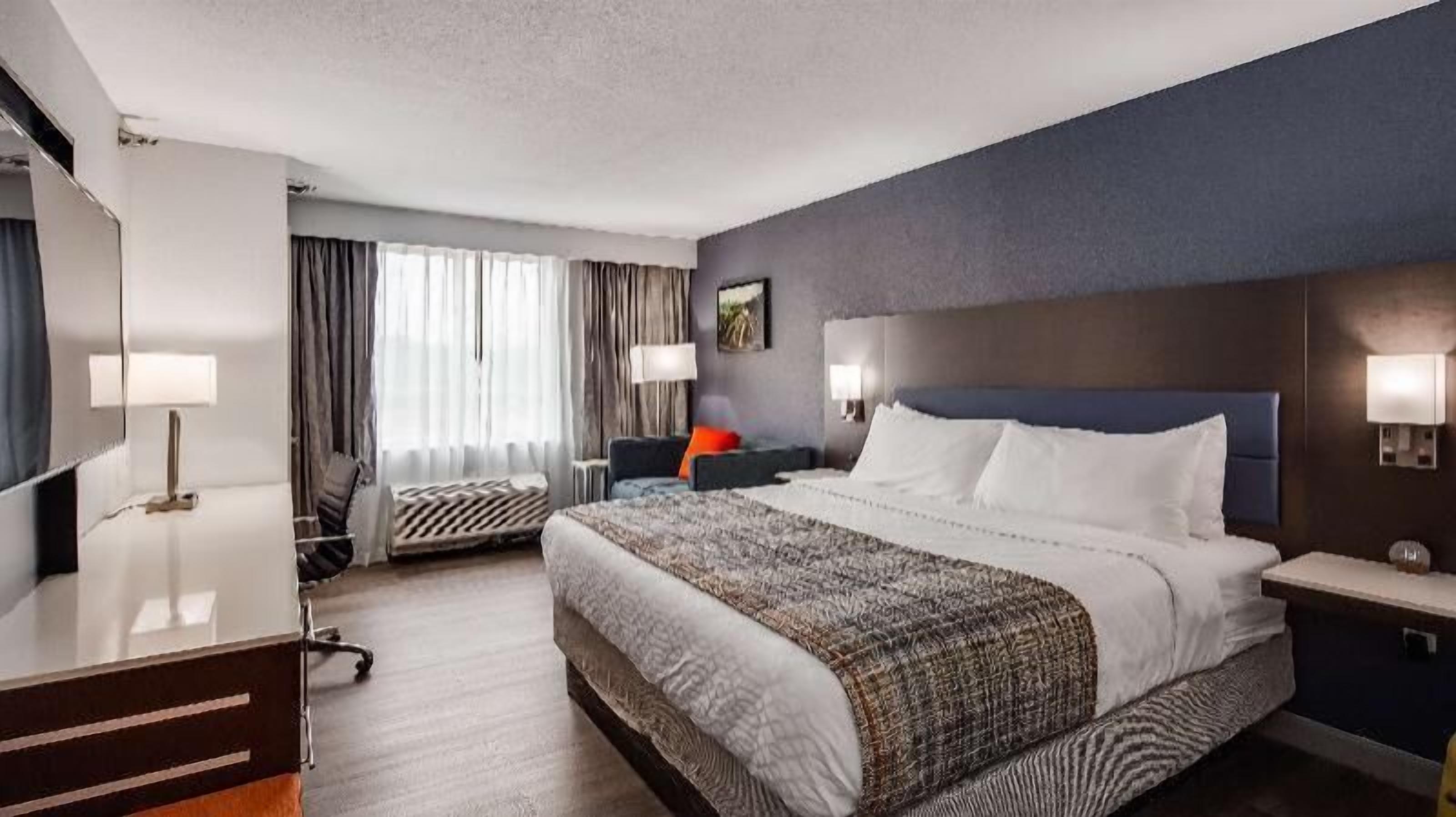 Literie de qualité, couette en duvet, lit avec matelas à plateau-coussin