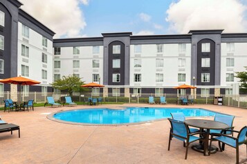 Seasonal outdoor pool, pool umbrellas, sun loungers