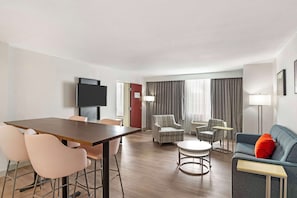 Suite, 1 très grand lit, non-fumeur, réfrigérateur et four à micro-ondes (with Sofabed) | Literie de qualité, couette en duvet, lit avec matelas à plateau-coussin