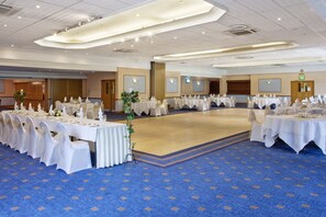Banquet hall - Holiday Inn NEWPORT by IHG (Newport)