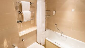 Duschwanne, kostenlose Toilettenartikel, Haartrockner, HandtĂŒcher