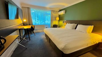 Room, 1 Twin Bed (Emporer zip n link w/Walk-In Shower) | Minibar, in-room safe, desk, soundproofing