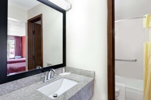 Bañera, secador de pelo, toallas