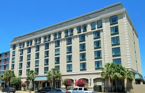 A multi-story hotel with a symmetrical facade, large windows, and a flat roof. - Clarion Hotel Downtown (Columbia)