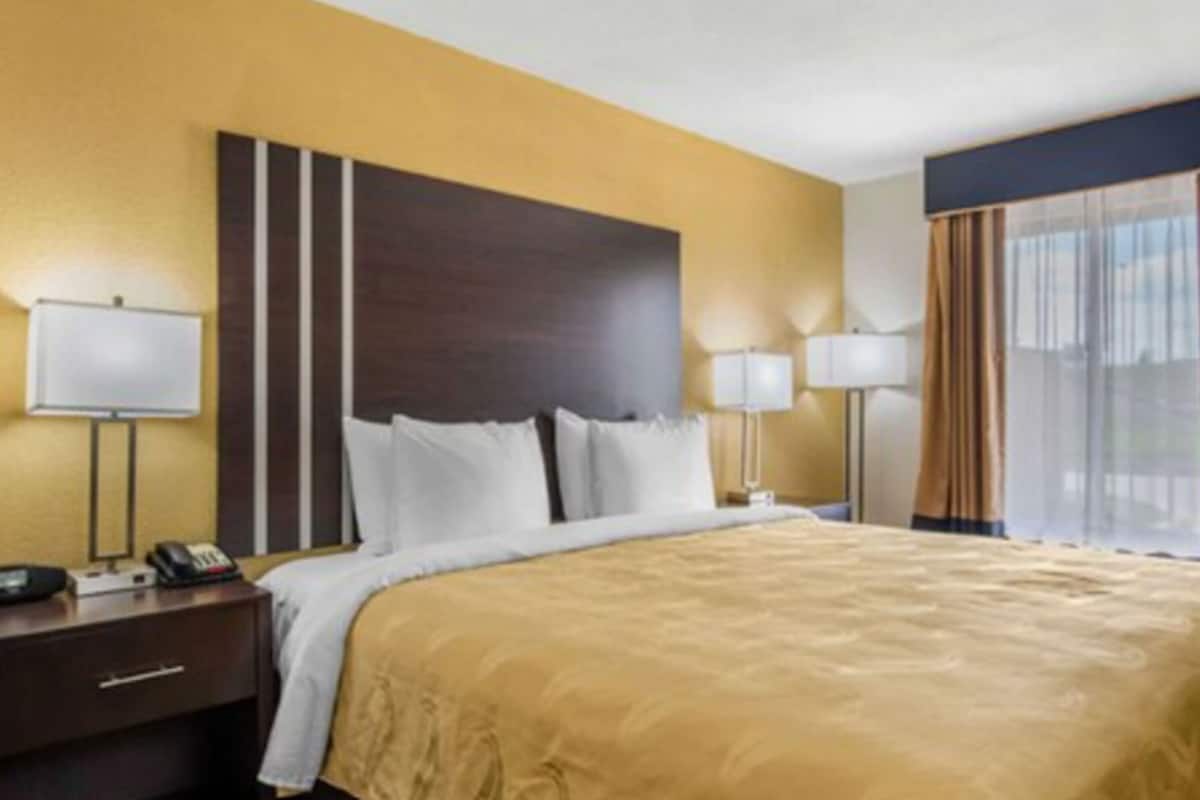 Bureau, espace de travail pour ordinateurs portables