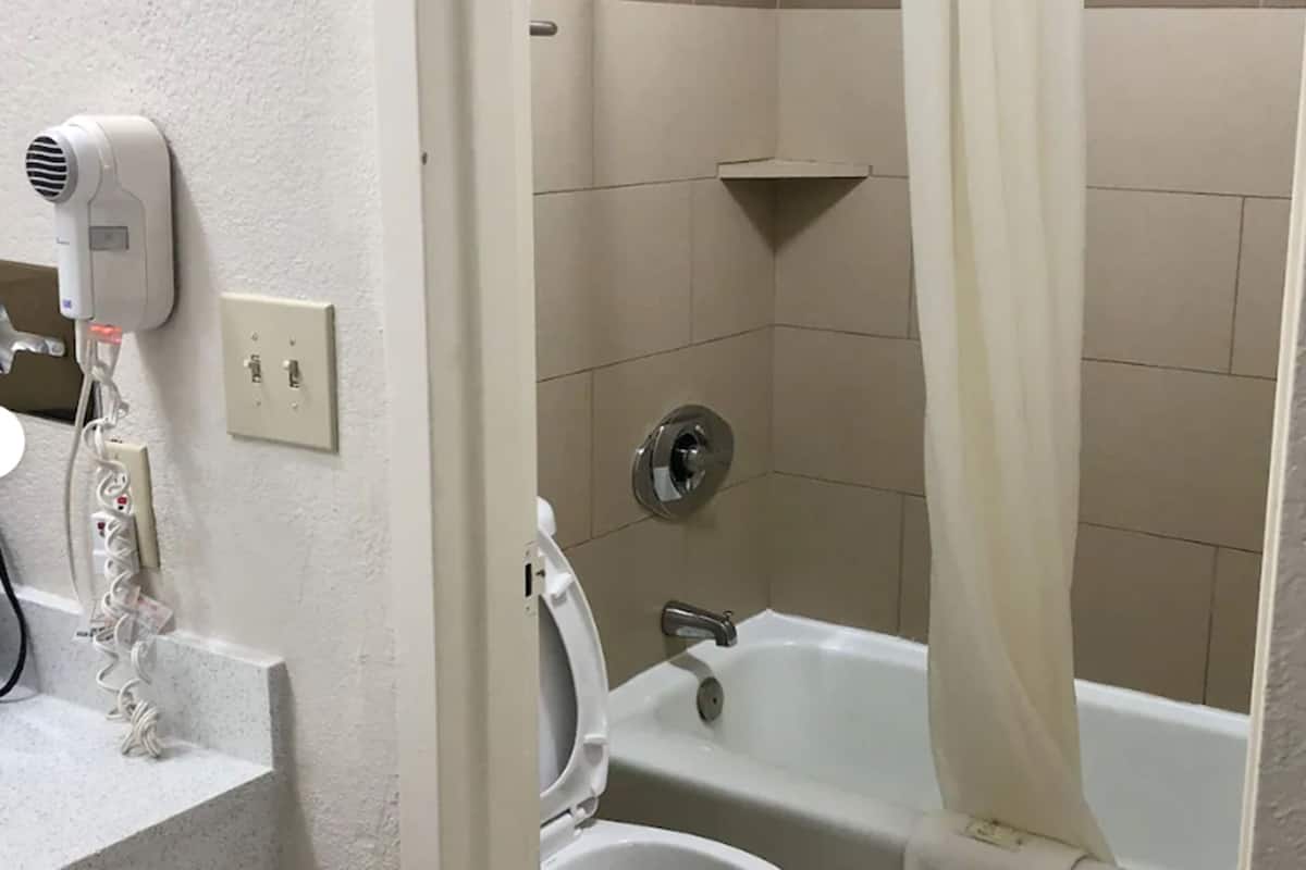 Ensemble baignoire-douche, articles de toilette (gratuits)