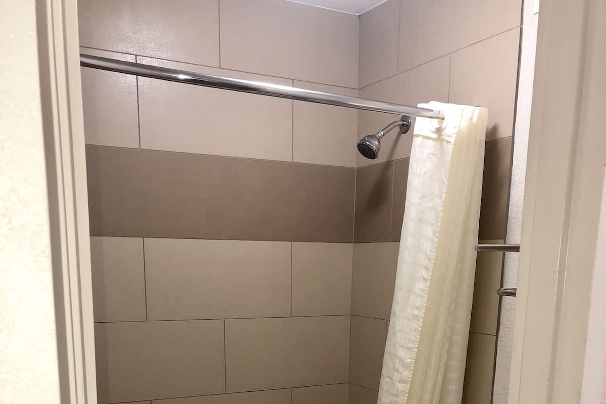 Ensemble baignoire-douche, articles de toilette (gratuits)