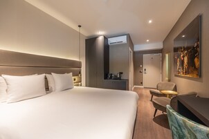 Habitación superior, 1 cama de matrimonio grande | Ropa de cama de alta calidad, caja fuerte, escritorio y cortinas opacas