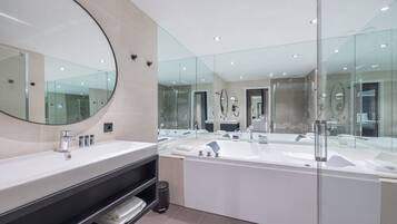 Suite Junior, 1 très grand lit | Salle de bain | Articles de toilette de luxe, sèche-cheveux, serviettes fournies