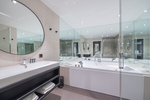 Junior suite, 1 kingsize bed | Badkamer | Designer toiletartikelen, een haardroger, handdoeken
