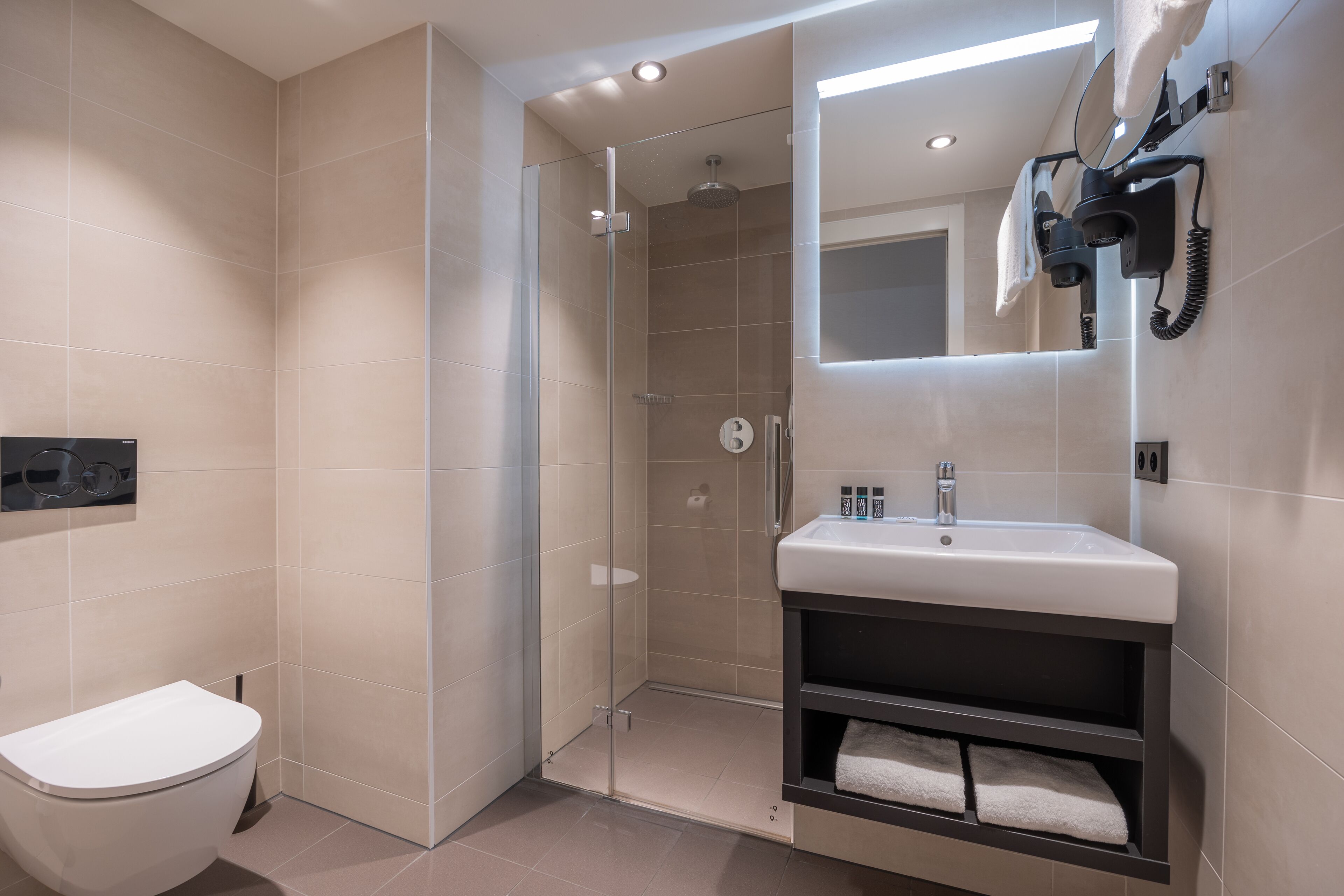 comfort room, city view | bathroom | designer toiletries, hair dryer, towels