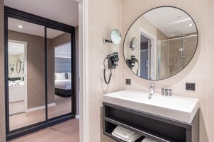 Suite junior, 1 cama de matrimonio grande | Baño | Artículos de higiene personal de diseño, secador de pelo y toallas
