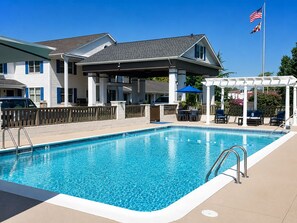 Seasonal outdoor pool, open 10:00 AM to 7:00 PM, pool umbrellas - St Michaels Inn (St. Michaels)