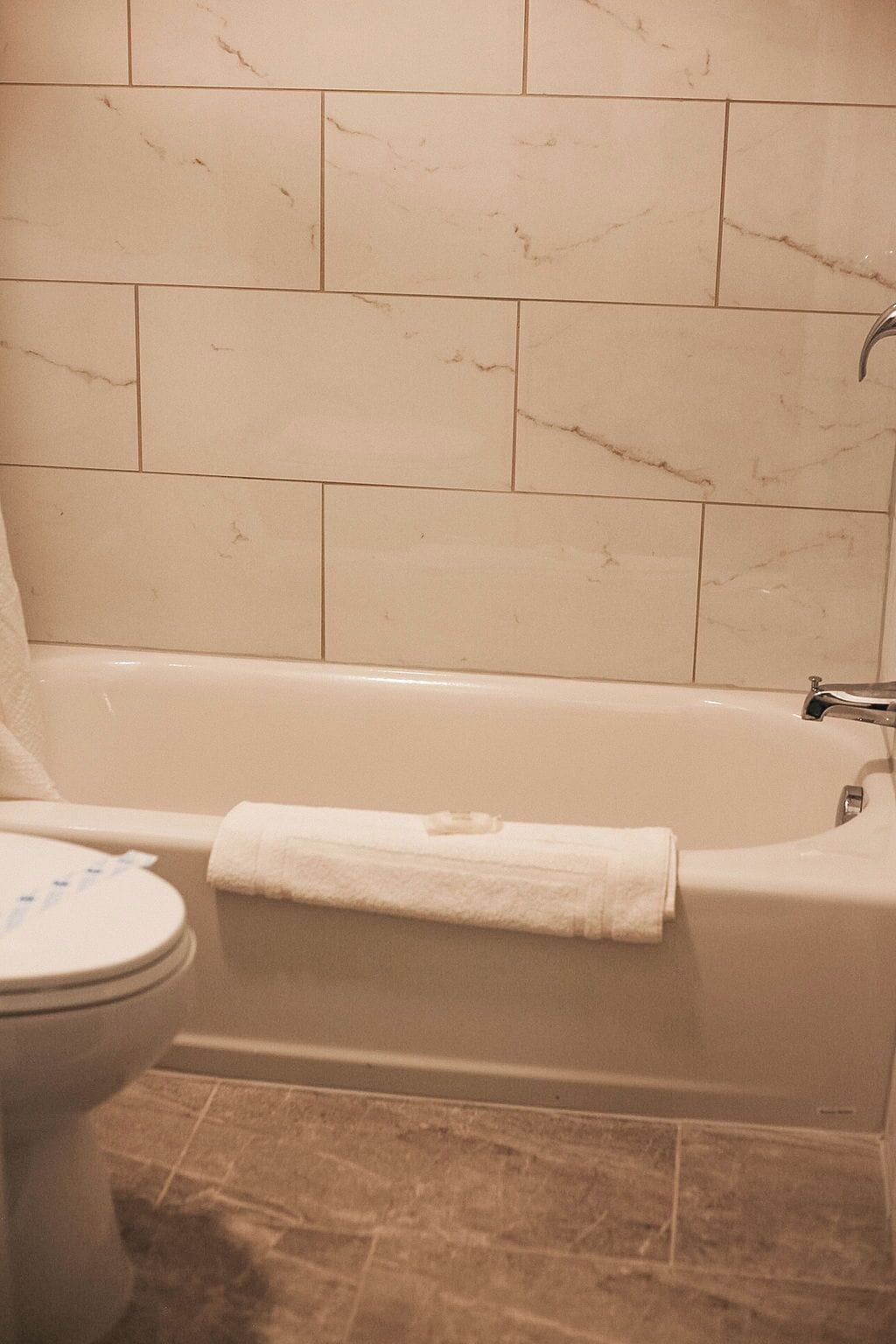 Une salle de bain avec une baignoire, des toilettes et un porte-serviettes.