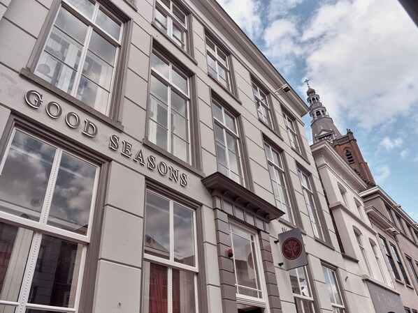 Un bâtiment portant l’enseigne « GOOD SEASONS », indiquant la présence d’un restaurant ou d’un café.