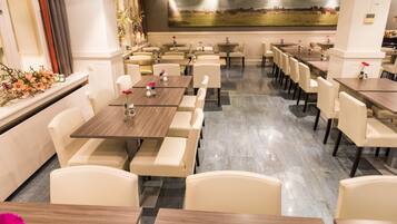 Petit déjeuner buffet (22.50 EUR par personne)