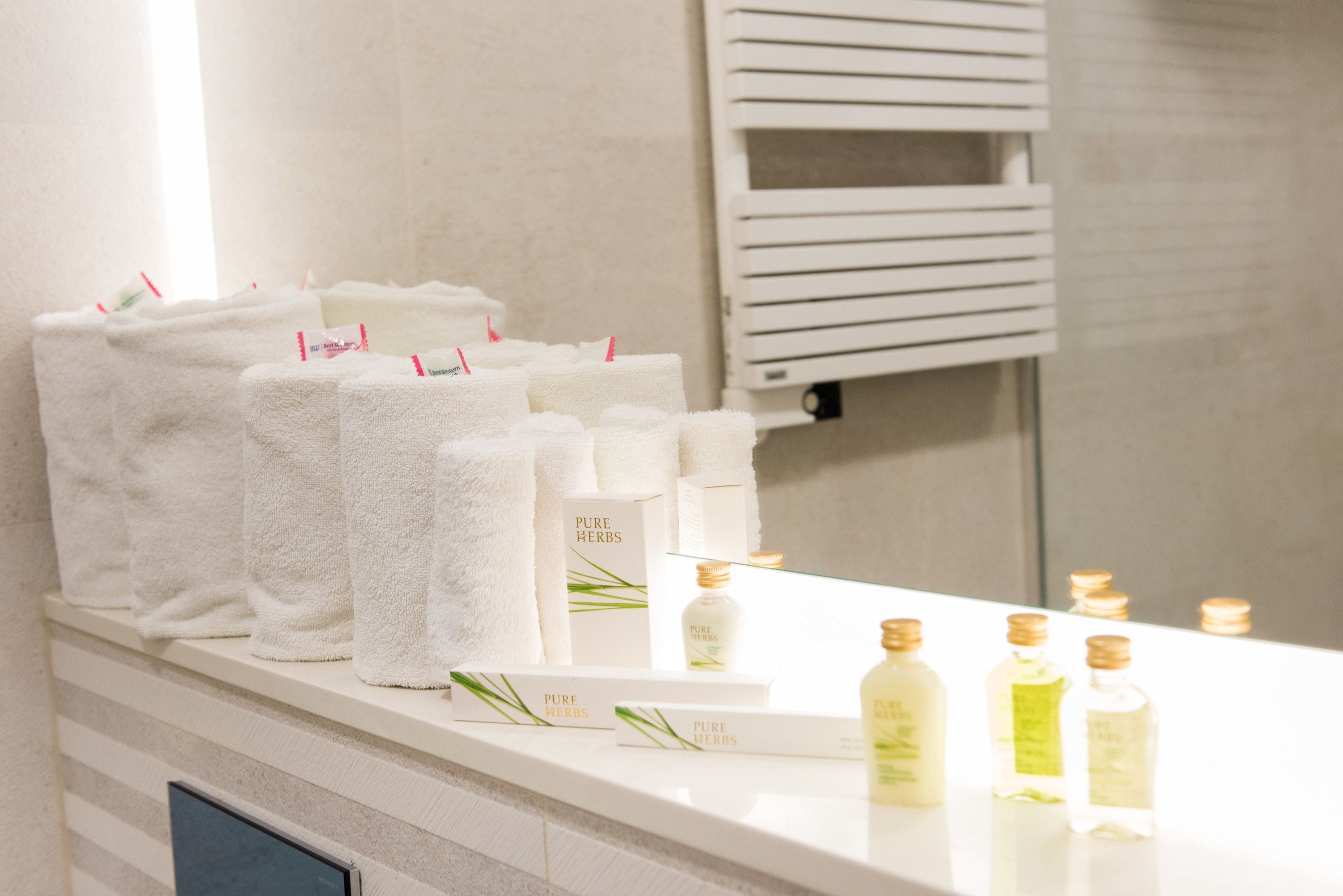 deluxe room, 1 king bed, non smoking | bathroom | shower, free toiletries, hair dryer, towels