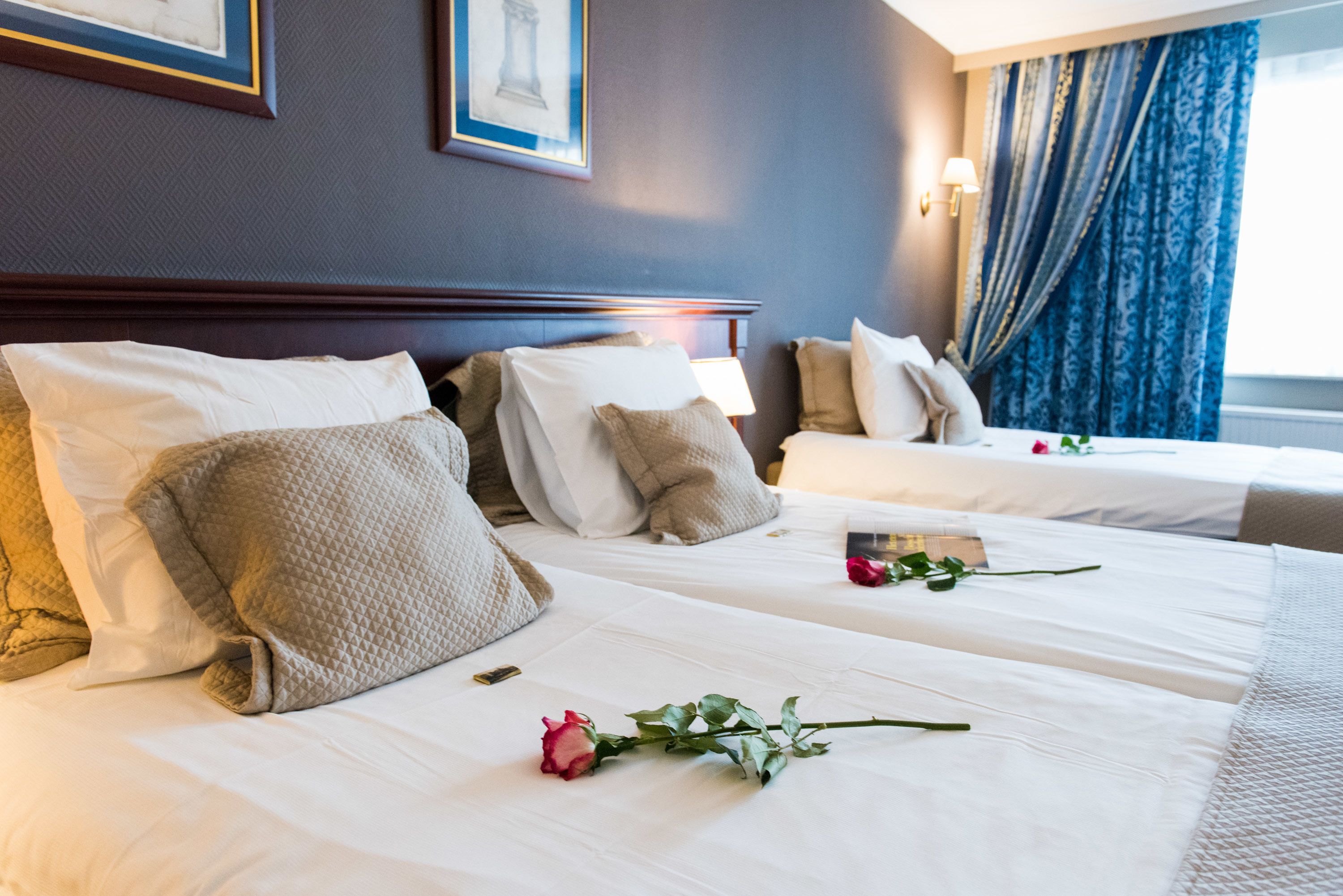 comfort room, 3 single beds, non smoking, bathtub (twin bed on request) | 1 bedroom, in-room safe, desk, laptop workspace