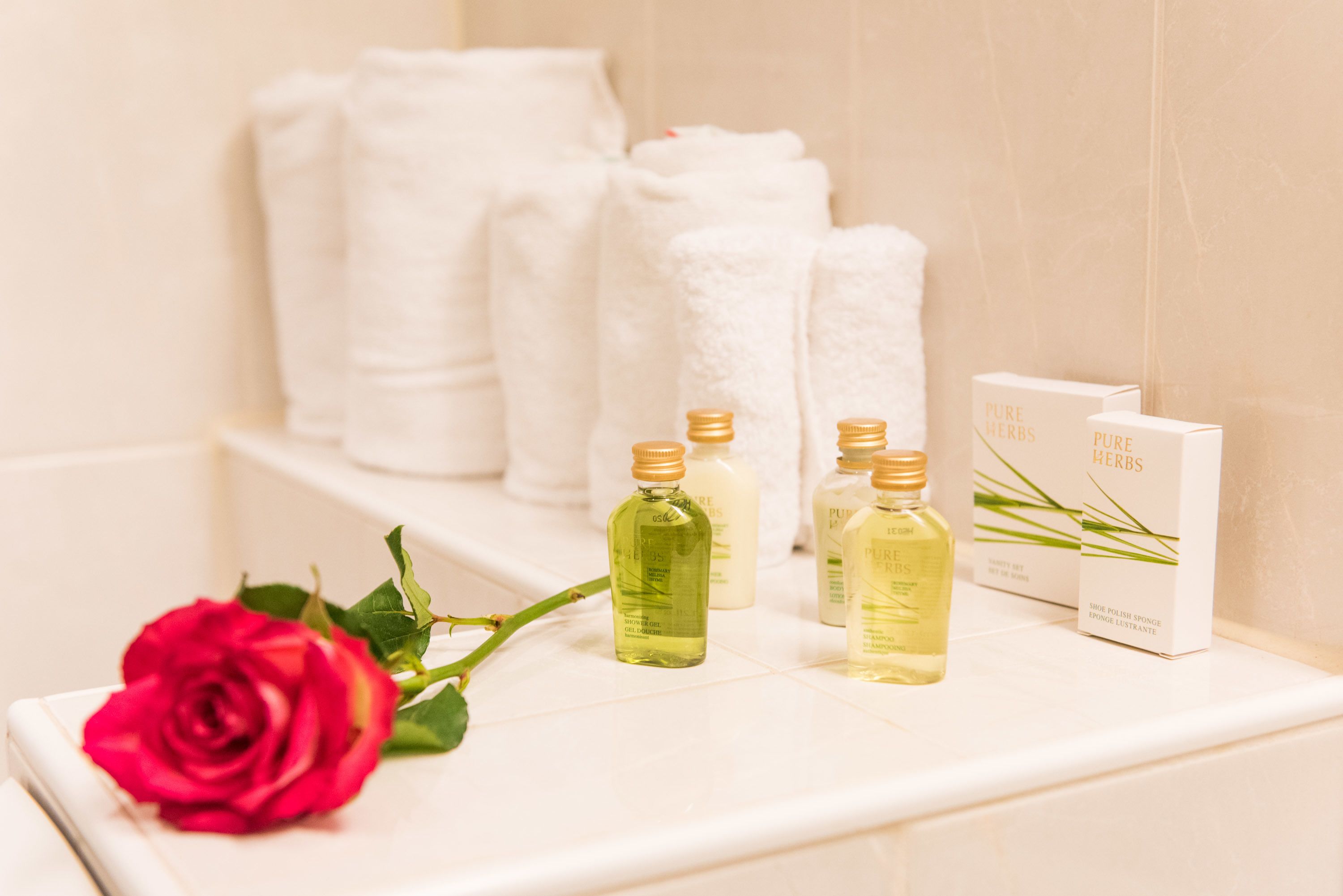 comfort room, 2 single beds, non smoking, bathtub | 1 bedroom, in-room safe, desk, laptop workspace