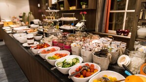 Ein Buffet mit verschiedenen Speisen und Beilagen.