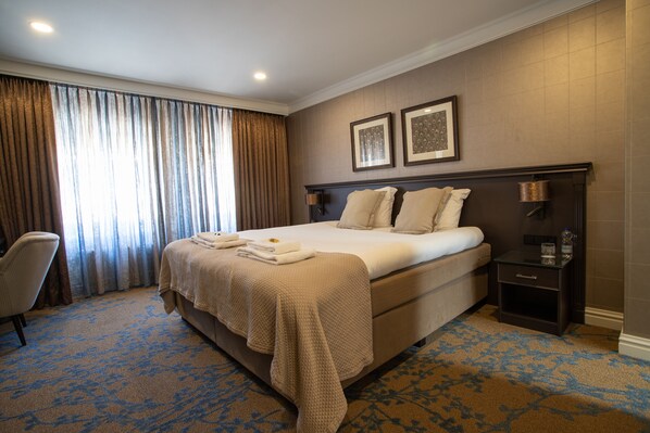 Zimmersafe, Schreibtisch, laptopgeeigneter Arbeitsplatz