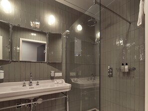 Ambassador Room | Bathroom