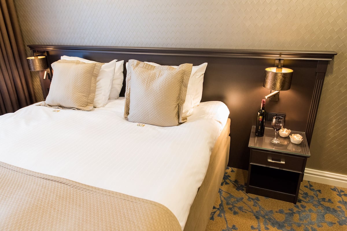 deluxe room, 1 king bed, smoking | 1 bedroom, in-room safe, desk, laptop workspace