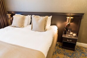 Deluxe Room, 1 King Bed, Smoking | 1 bedroom, in-room safe, desk, laptop workspace