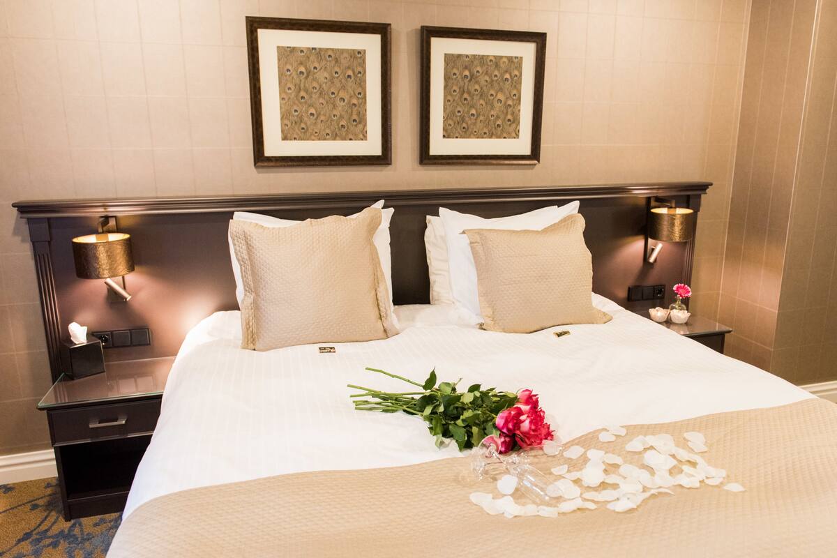 deluxe room, 1 king bed, non smoking | 1 bedroom, in-room safe, desk, laptop workspace