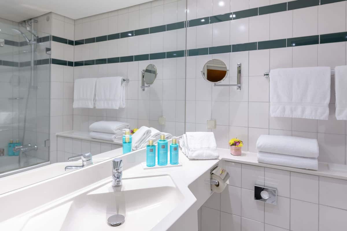 Hypo-allergenic bedding, minibar, desk, blackout curtains