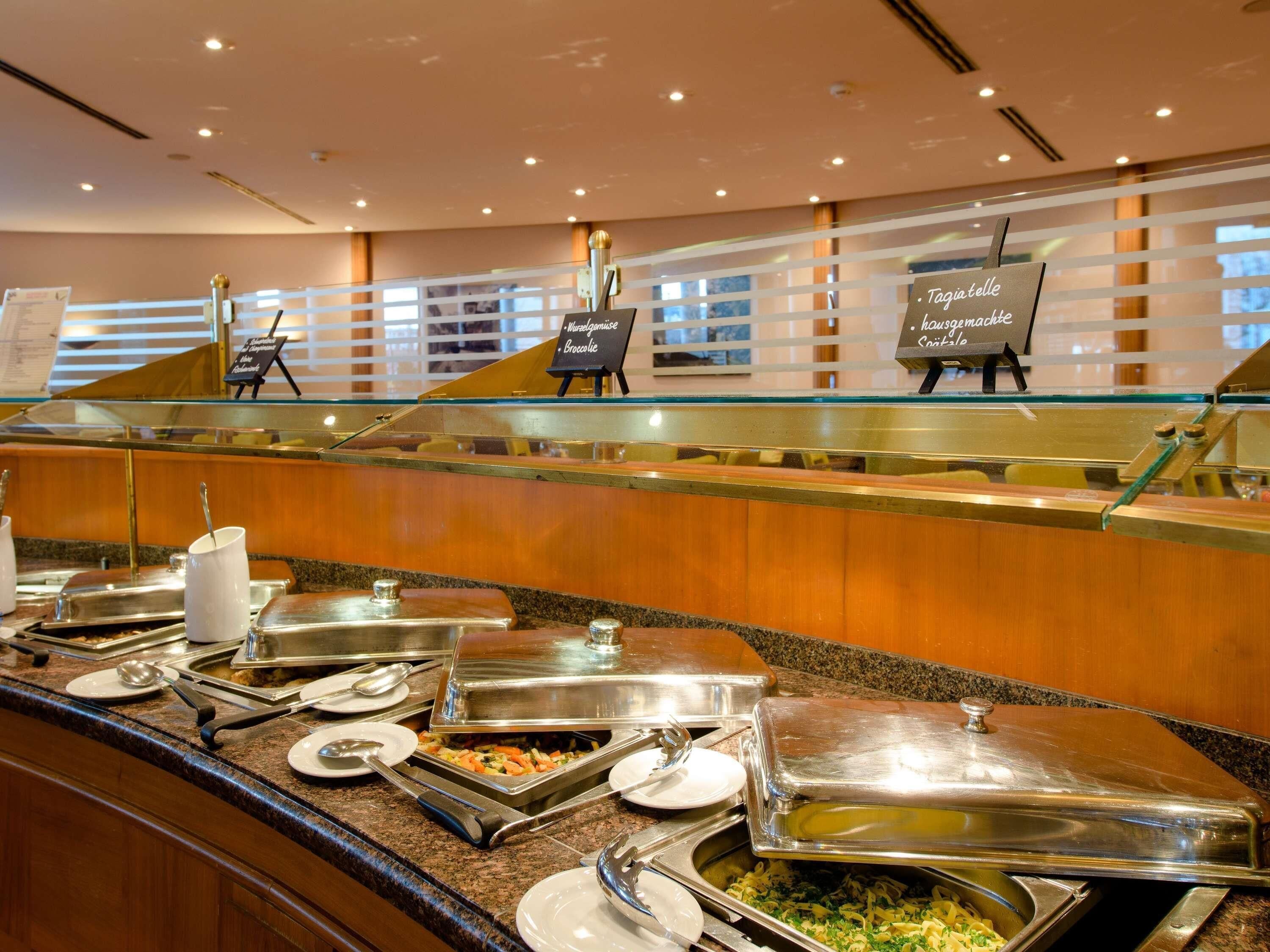 逢周一至周五供应自助式早餐（每人 EUR 27）