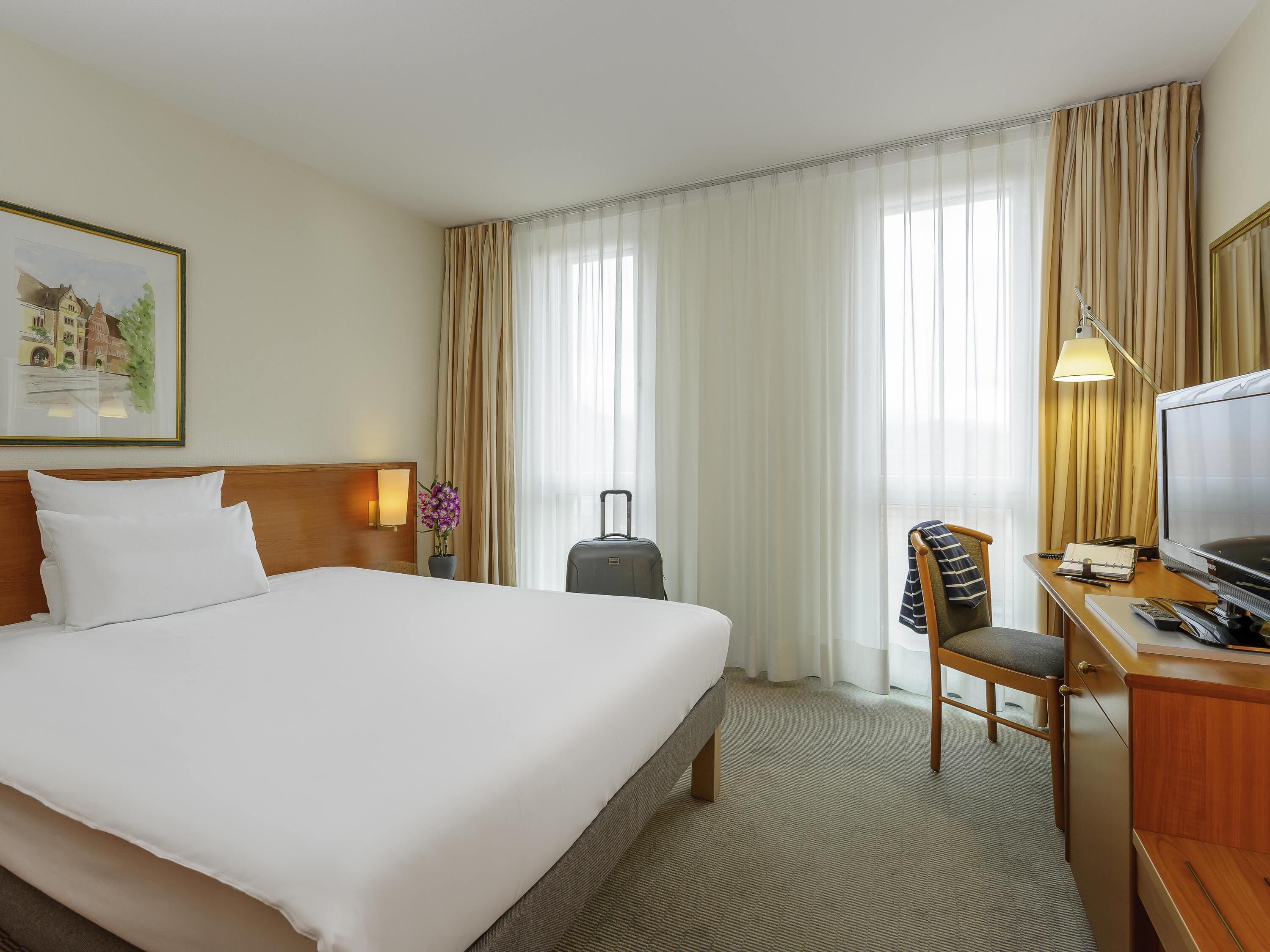 Hypo-allergenic bedding, minibar, desk, blackout drapes