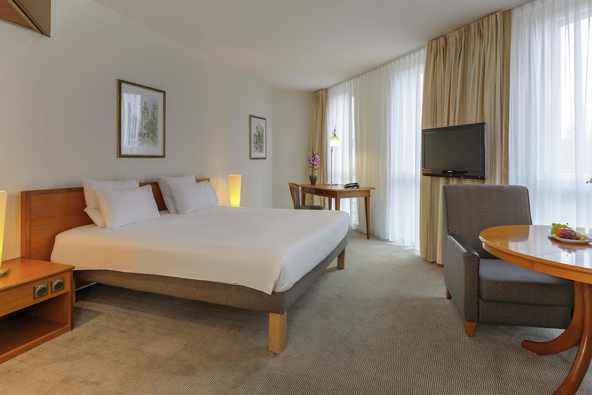 Standard Room, 1 Double Bed | Hypo-allergenic bedding, minibar, desk, blackout drapes