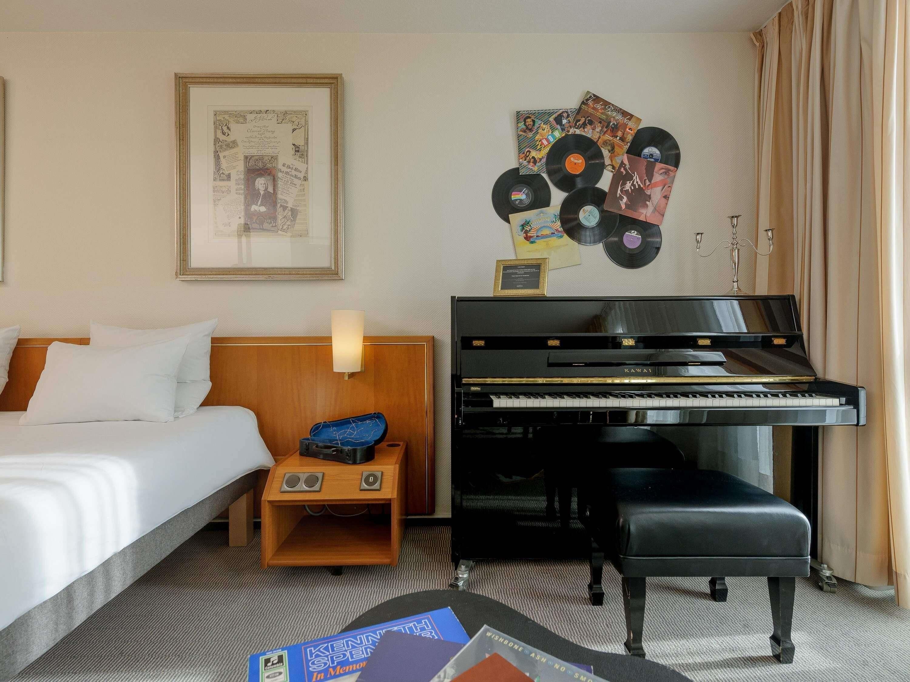 Habitación, 1 cama doble | Ropa de cama hipoalergénica, minibar, escritorio y cortinas opacas