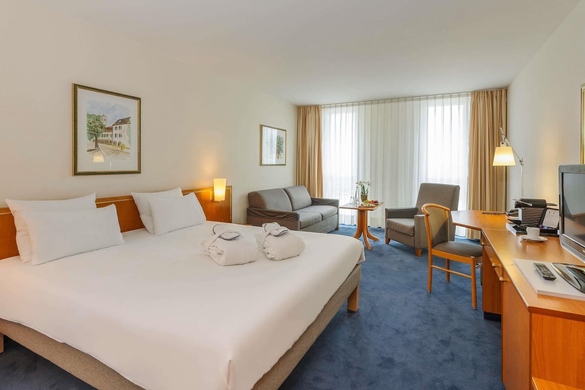 Superior Room, 1 Double Bed | Hypo-allergenic bedding, minibar, desk, blackout drapes