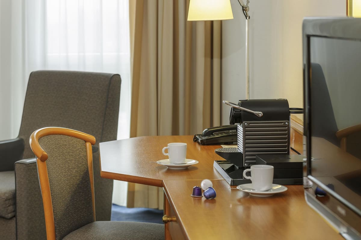 Superior Room, 1 Double Bed | Hypo-allergenic bedding, minibar, desk, blackout drapes