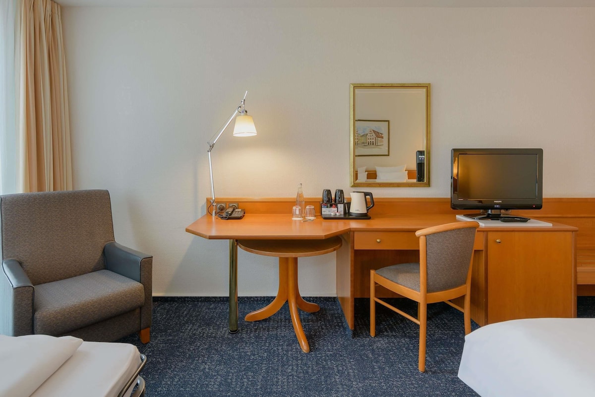 Standard Room, 1 Double Bed with Sofa bed | Hypo-allergenic bedding, minibar, desk, blackout drapes