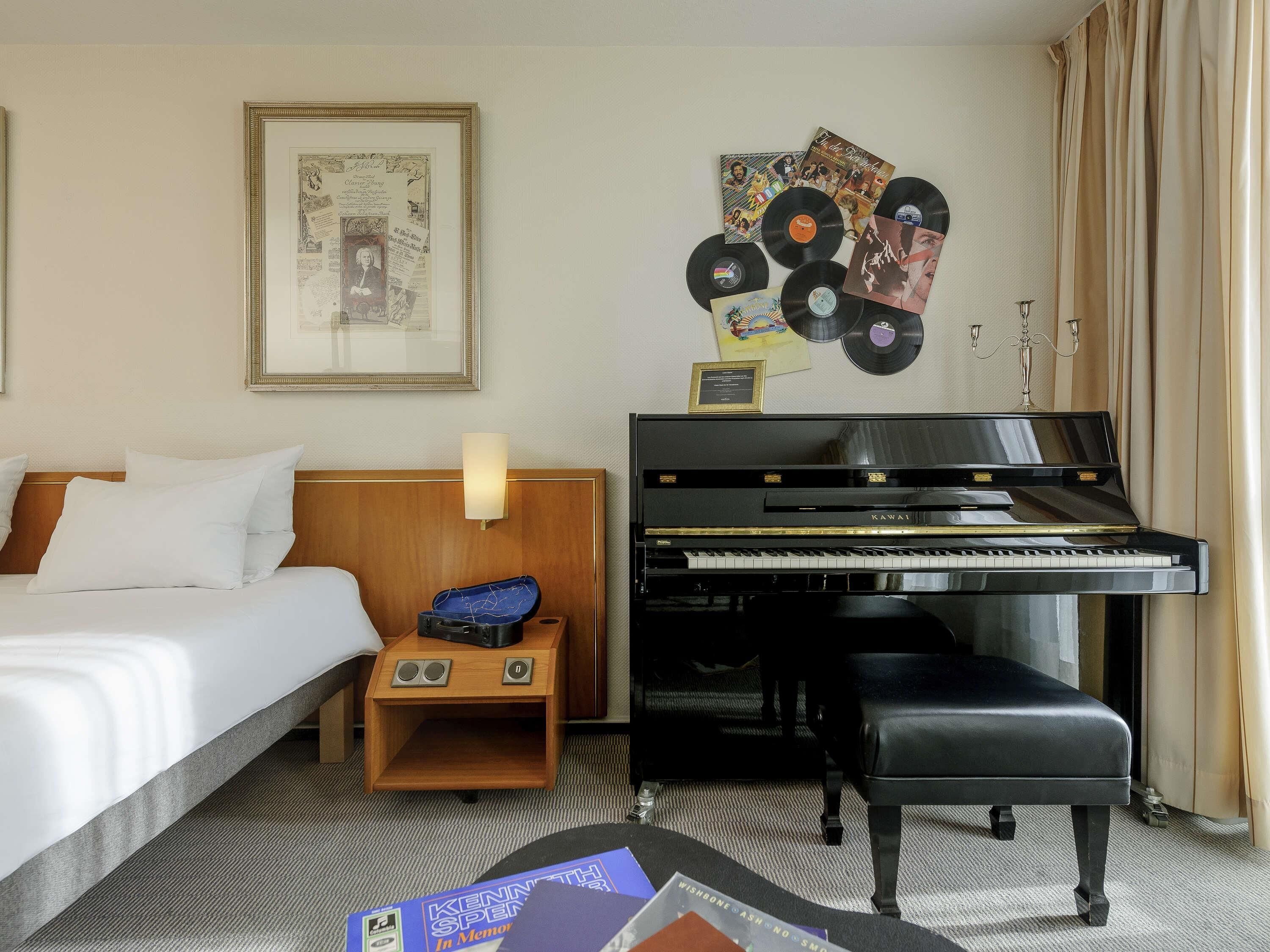 Rom, 1 dobbeltseng | Allergitestet sengetøy, minibar, skrivebord og blendingsgardiner