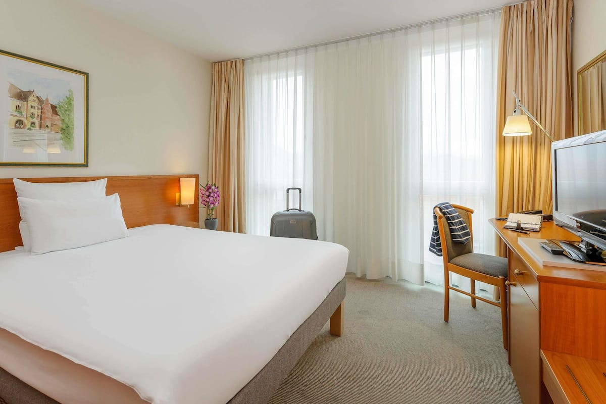 Hypo-allergenic bedding, minibar, desk, blackout curtains