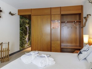 Room, 1 Double Bed | Hypo-allergenic bedding, minibar, desk, blackout drapes