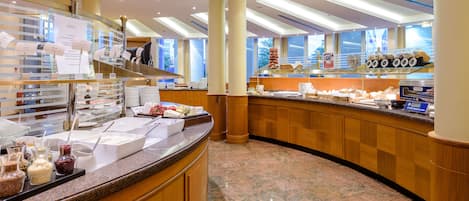 Bữa sáng buffet vào các ngày trong tuần (27 EUR/mỗi người)