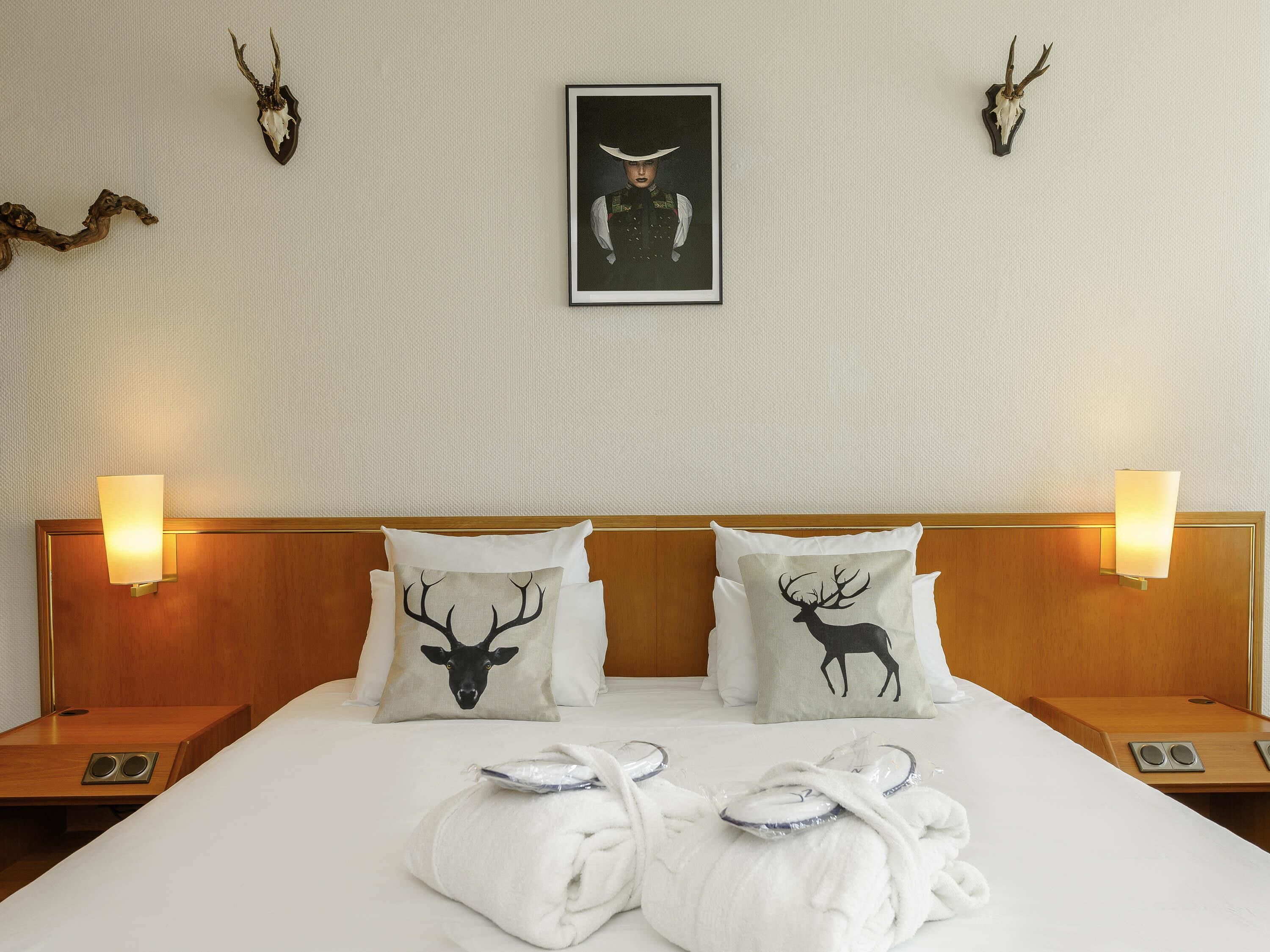 Room, 1 Double Bed | Hypo-allergenic bedding, minibar, desk, blackout drapes