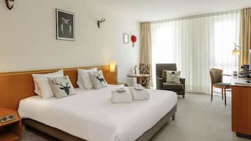 Zimmer, 1 Doppelbett | Allergikerbettwaren, Minibar, Schreibtisch, Verdunkelungsvorhänge